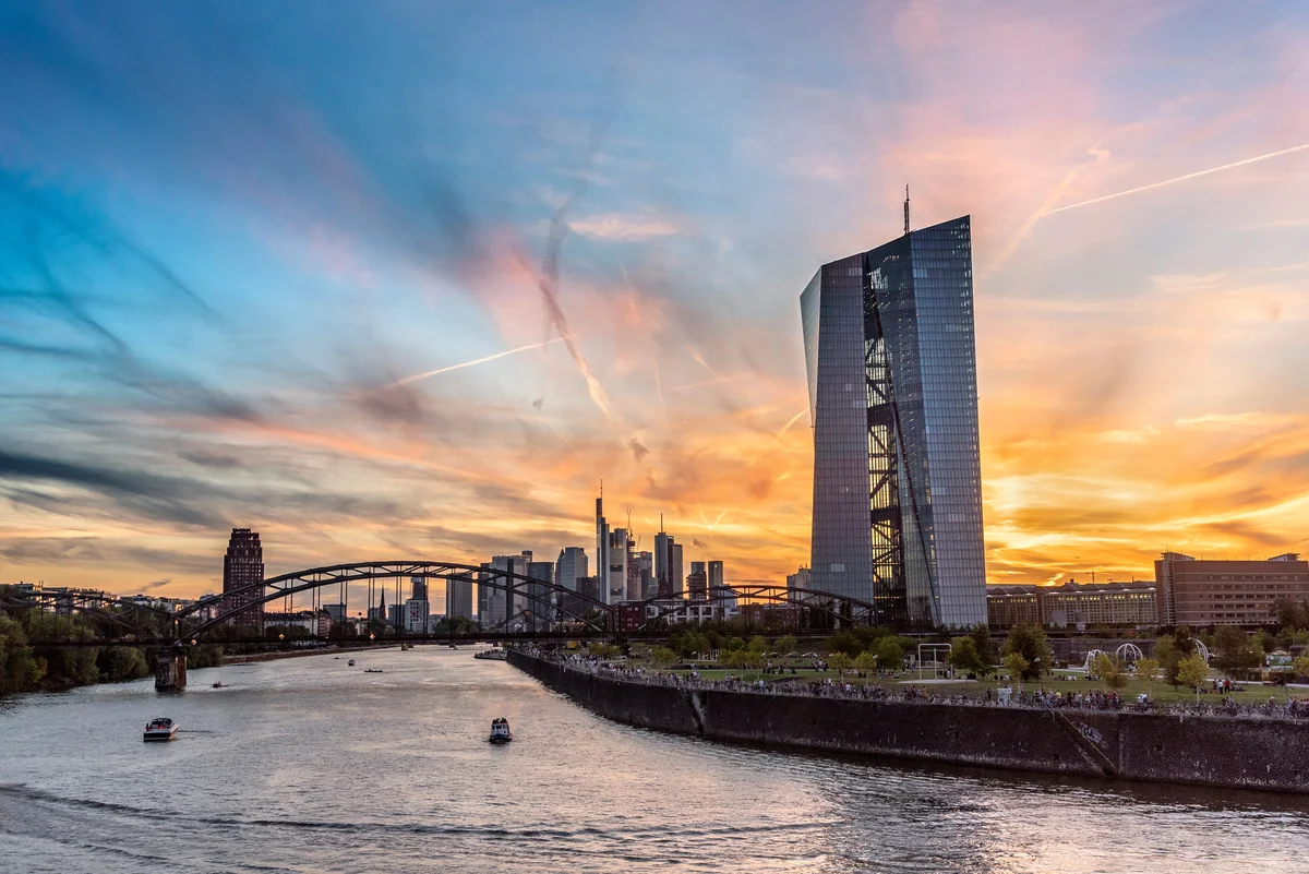 The Three Central Banks: UAE, Stagflation and a Window for Dollar Sellers