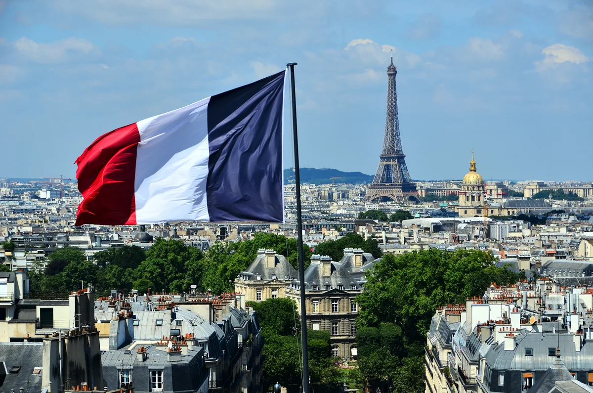 Euro Under Pressure as French Budget Hits Its First Hurdle